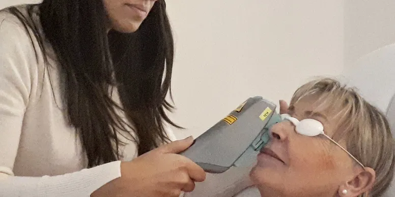 Mujer recibiendo un tratamiento de luz pulsada intensa (IPL) cerca de los ojos